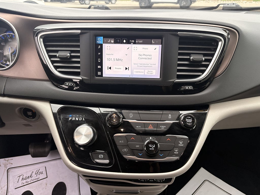 2023 Chrysler Voyager LX