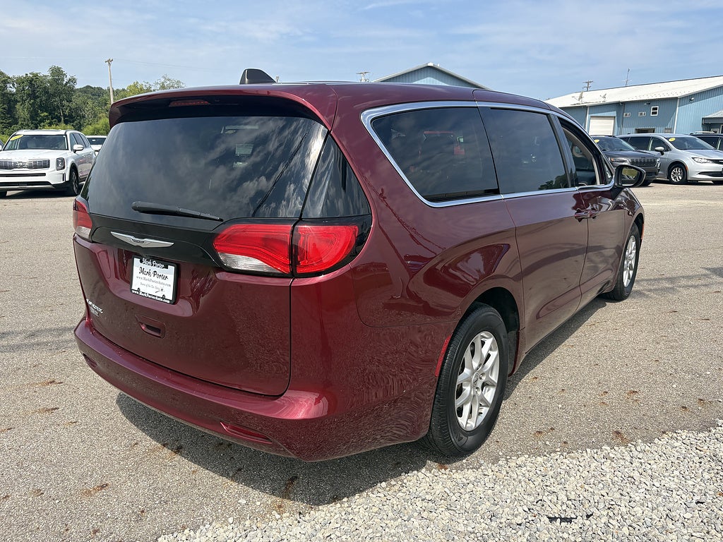 2023 Chrysler Voyager LX